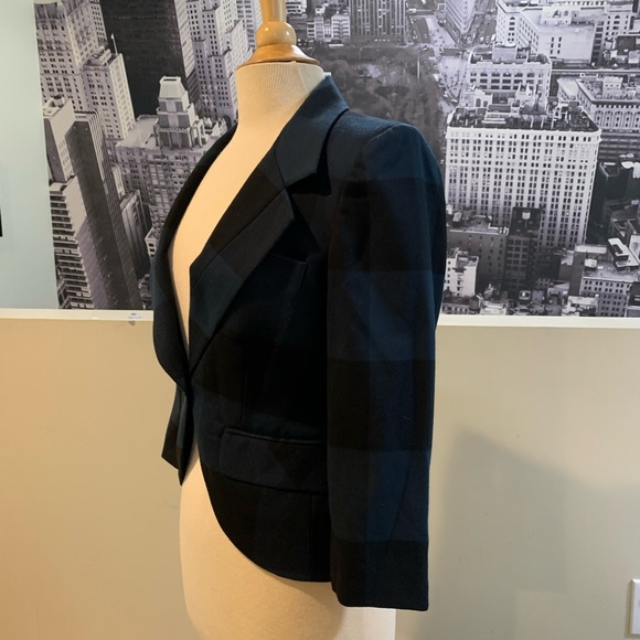 Elizabeth & James Navy/black Buffalo Plaid 3/4 sleeve crop blazer, Size 6 - Picture 2 of 10